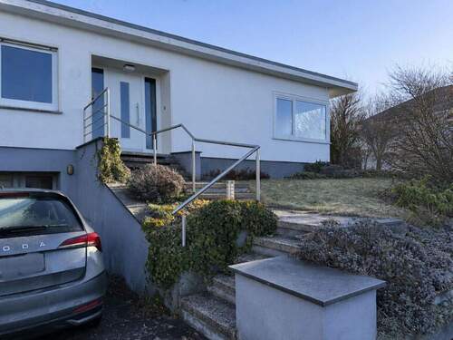 Treppenaufgang - 5 Zimmer Bungalow in Lage