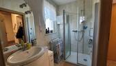 Bad mit Dusche und abgetrenntem WC - 