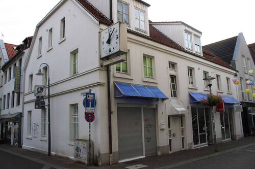 IMG_2744 - Wohn-Geschäftshaus in der Fußgängerzone in der Altstadt von Recklinghausen.