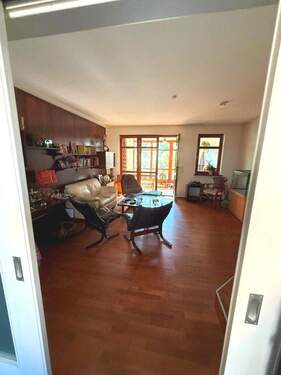 Blick von der Küche ins Wohnzimmer - 