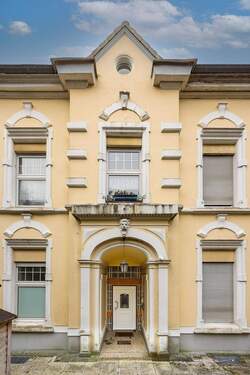 Außenansicht: eigener Eingang zur Wohnung (unten) - 1 Zimmer Etagenwohnung in Lüdenscheid