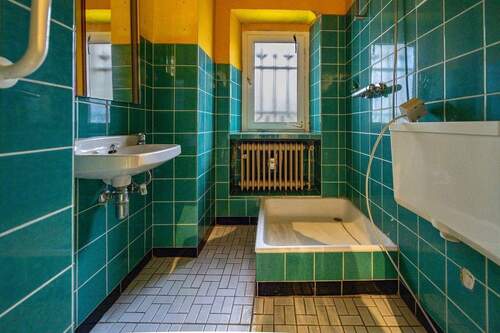 Kinderzimmertrakt: Altes Tageslichtbad mit Dusche - 
