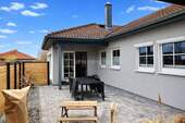 Hausansichtmit Terrasse - 4 Zimmer Bungalow zum Kaufen in Poppendorf