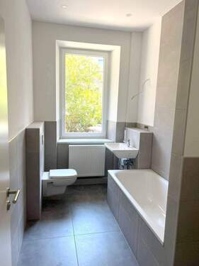 Tageslicht-Badezimmer - 2 Zimmer Etagenwohnung zur Miete in Nürnberg