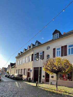 Haus von aussen - 4 Zimmer Etagenwohnung in Hochheim am Main