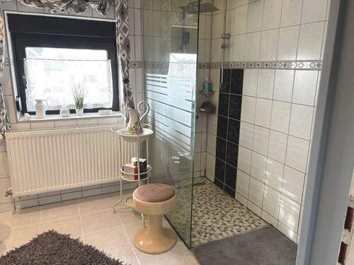 Bad mit Tageslicht im OG - 