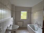 Bad mit Fenster und Badewanne - 