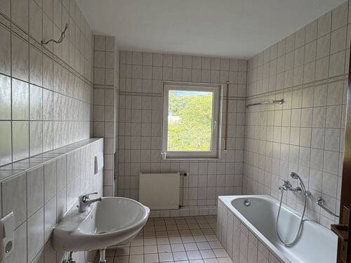 Bad mit Fenster und Badewanne - 