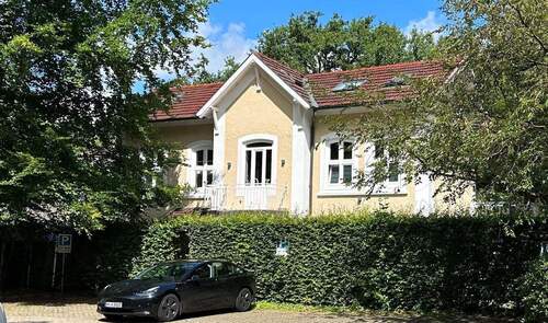 Vorderseite Gründerzeithaus - Renoviertes Altbau-Haus aus der Gründerzeit in Bauernhaus-Umgebung Alt-Osdorf