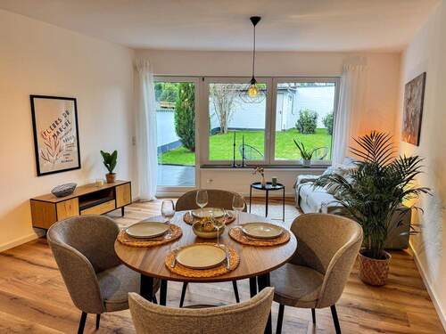 Ess-/ Wohnbereich - *TOP* modernisierte 4- Zimmer- Wohnung mit Garten und Doppelgarage