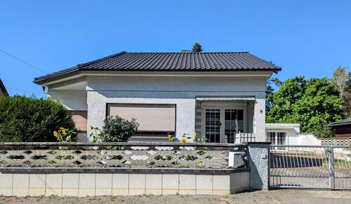 Vorderansicht - Charmanter Bungalow mit großem Garten und vielseitigen Nutzungsmöglichkeiten
