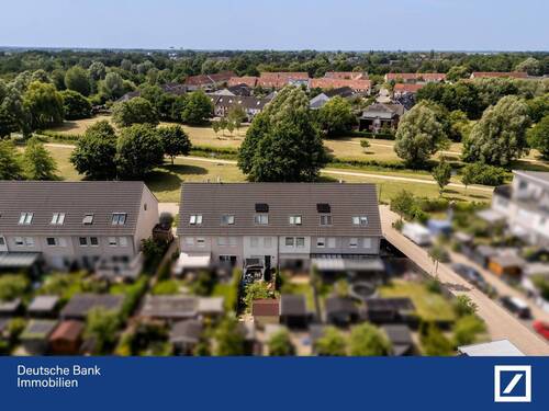 Drohnenaufnahme - RESERVIERT Familiendomizil:Effizienzhaus mit Garten & Stellplätzen