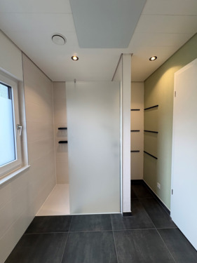 Badezimmer mit bodengleicher Dusche - 