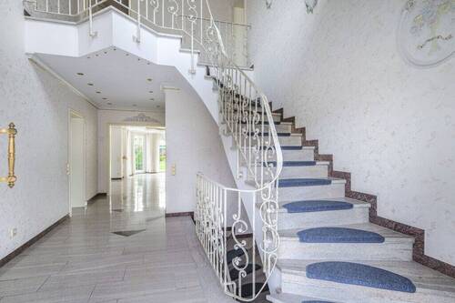 Treppenhaus - Einfamilienhaus mit 235,00 m² in Herzogenrath zum Kaufen