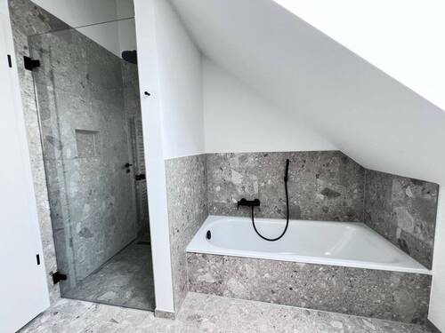Große Dusche und Badewanne - 