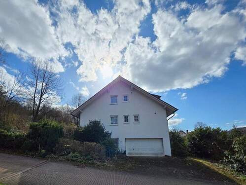 Aussen Ansicht - Gepflegtes Dreifamilienhaus in Top Lage, Garagen und viel Potenzial