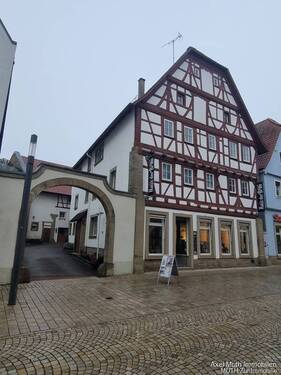 Ansicht Brettenerstraße - Fachwerkjuwel, saniert, vermietet, mit Ausbaureserve in DG und Nebengebäude.