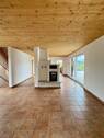 Wohnzimmer mit Kachelofen - Einfamilienhaus mit 247,00 m&sup2; in Calw-Heumaden zum Kaufen