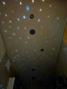 Sternenhimmel im Wellnessbad mit integrierten Lautsprechern - 