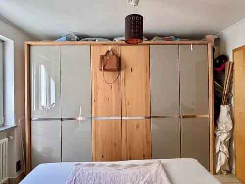 auf Wunsch mit hochwertigen Vollholz Kleiderschrank - 