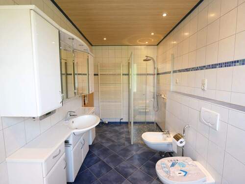 Erdgeschoss - Bad mit Wanne und Dusche - 