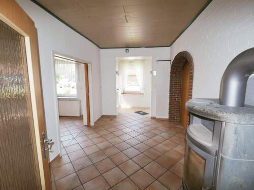 Erdgeschoss - Diele mit Kaminofen - 