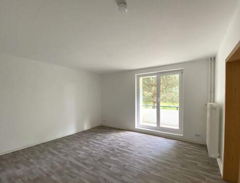 Wohnzimmer mit Balkonzugang - Sonnige Wohnung mit eigenem Garten, ideal geschnitten, ohne Provision