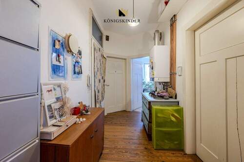 Flur Zugang zu den 3 Zimmern - 3 Zimmer Etagenwohnung in Stuttgart