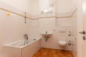 Badezimmer mit Wanne - Etagenwohnung mit 75,70 m&sup2; in Flensburg zur Miete