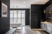 Bad mit Dusche, Wanne und Sauna - 