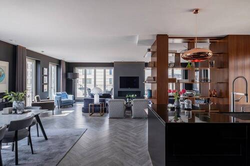 Kochbereich mit Blick zum zum Wohnbereich - Elegantes Penthouse mit weitläufigem Blick über Berlin in facettenreicher und grüner Umgebung