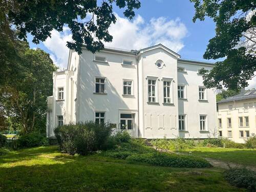 Frontansicht mit Vorgarten - 