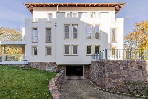 Zufahrt zur Tiefgarage im Nachbargebäude - 