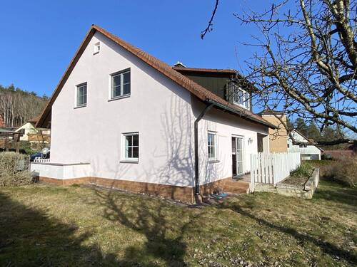 Außenansicht mit Garten - 6 Zimmer Einfamilienhaus in Burk