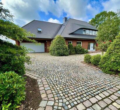 Zufahrt - 9 Zimmer Einfamilienhaus zum Kaufen in Jersbek
