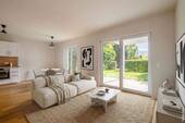 Blick vom Wohnbereich zur Küche und Terrasse - Schöne 3-Zimmer-Neubauwohnung mit Terrasse und zwei Privatgärten
