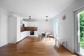 Blick vom Wohn- zum Essbereich mit Küche - 3 Zimmer Etagenwohnung in Berlin-Lichtenberg