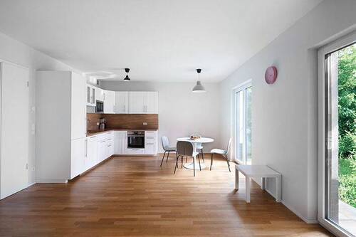 Blick vom Wohn- zum Essbereich mit Küche - 3 Zimmer Etagenwohnung in Berlin-Lichtenberg