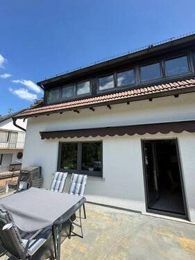 38 Terrasse und Straßenansicht - 
