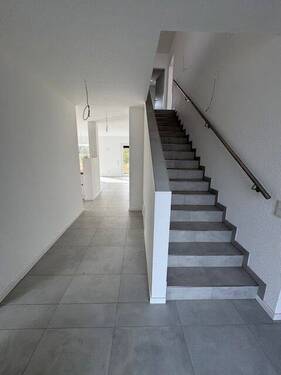  Hauseingangsbereich mit Treppanhaus zum OG - 