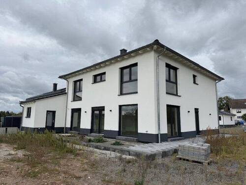 Ansicht aus südwestlicher Richtung - 6 Zimmer Mehrfamilienhaus, Wohnhaus zum Kaufen in Bruchmühlbach-Miesau