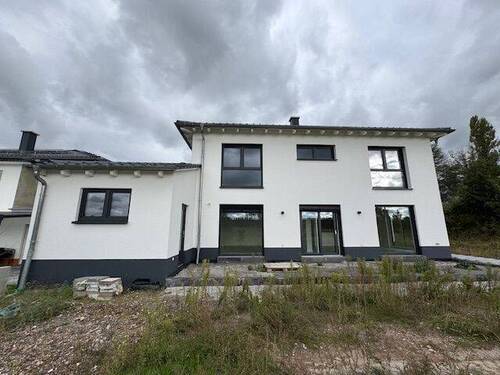 Ansicht aus westlicher Richtung - 6 Zimmer Mehrfamilienhaus, Wohnhaus in Bruchmühlbach-Miesau