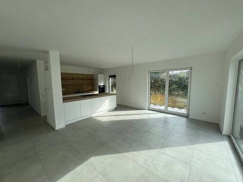 großzügiges Esszimmer - 