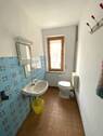 separate Toilette mit Fenster - 