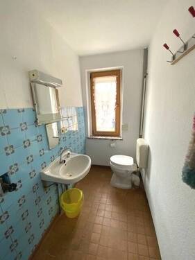 separate Toilette mit Fenster - 
