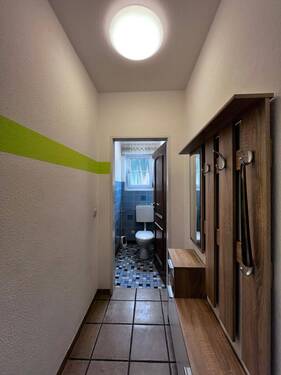 Garderobenflur mit Zugang WC - 6 Zimmer Mehrfamilienhaus, Wohnhaus in Regenstauf