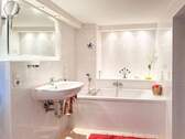 Badezimmer mit Badewanne - 