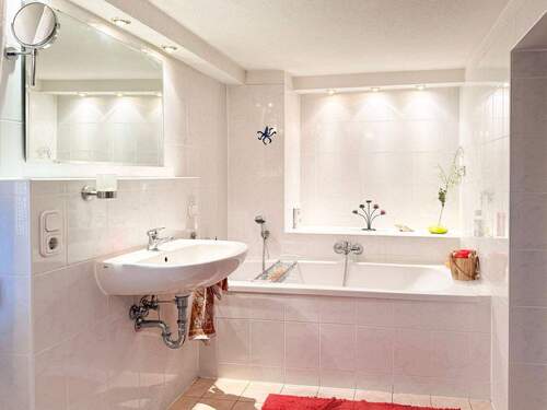 Badezimmer mit Badewanne - 