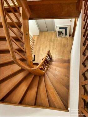 Blick Treppenhaus, Personenlift - 