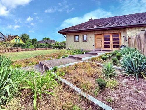 Eingangsbereich - Entspannter Wohlfühl-Bungalow mit GarageCarportKeller und liebevollem Erholungsgarten für alle Generationen